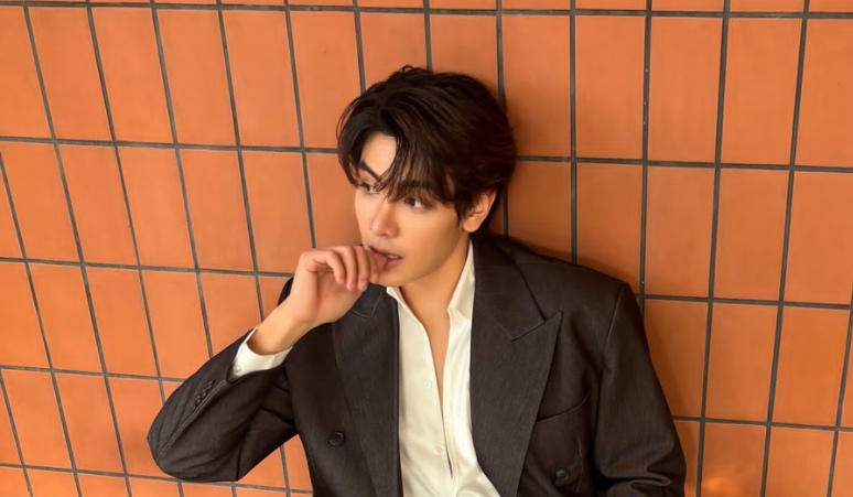 3 Inspirasi OOTD Joong Archen yang Simpel Tapi Stylish